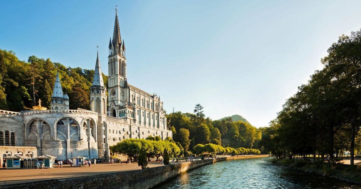 Photo de la cathédrale Notre-Dame-du-Rosaire de Lourdes Illustration département des Hautes-Pyrénées BGE Sud-Ouest